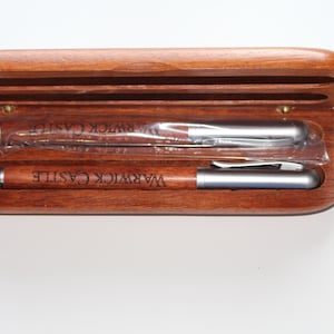 Penne stilografiche in scatola di legno (2) con la scritta Warwick Castle, nuove e mai usate.