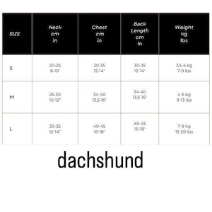 Puede incluir: Una tabla de tallas para perros salchicha, con medidas en cent&iacute;metros y kilogramos. La tabla incluye cuello, pecho, largo de espalda y peso, con tallas S, M y L. La palabra "dachshund" est&aacute; escrita en negro en la parte inferior.