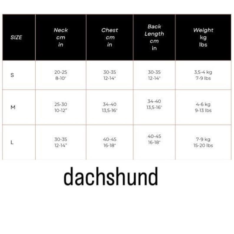 Puede incluir: Una tabla de tallas para perros salchicha, con medidas en cent&iacute;metros y kilogramos. La tabla incluye cuello, pecho, largo de espalda y peso, con tallas S, M y L. La palabra "dachshund" est&aacute; escrita en negro en la parte inferior.