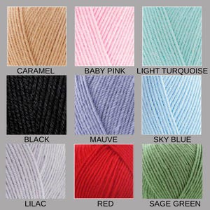 Puede incluir: Se muestran nueve madejas de hilo de varios colores. Los colores incluyen caramelo, rosa beb&eacute;, turquesa claro, negro, malva, azul cielo, lila, rojo y verde salvia. Cada color est&aacute; etiquetado con su nombre.