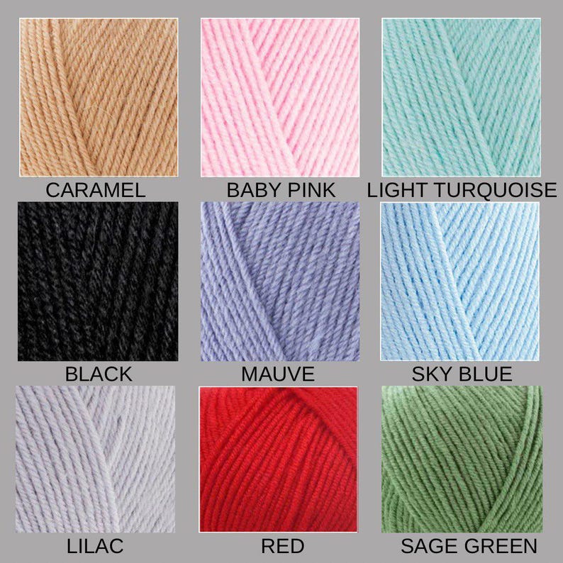 Puede incluir: Se muestran nueve madejas de hilo de varios colores. Los colores incluyen caramelo, rosa beb&eacute;, turquesa claro, negro, malva, azul cielo, lila, rojo y verde salvia. Cada color est&aacute; etiquetado con su nombre.