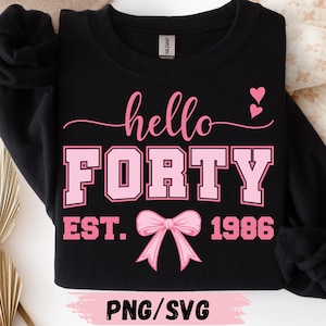 Może przedstawiać: Czarna bluza z różowym napisem "hello FORTY", ze wstążką i rokiem "1986" poniżej. Dwa różowe serca znajdują się nad słowem "FORTY". Słowa "PNG/SVG" znajdują się na dole.