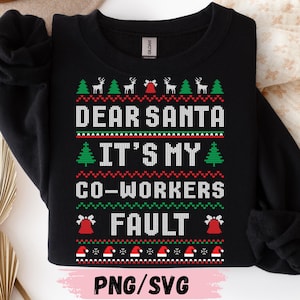 Könnte beinhalten: Ein schwarzes Sweatshirt mit Rundhalsausschnitt und einem weiß-rot-grünen Grafikdruck mit dem Text "DEAR SANTA IT'S MY CO-WORKERS FAULT". Das Design zeigt Muster aus Rentieren, Weihnachtsbäumen, Glocken und Weihnachtsmannmützen im Strickstil.