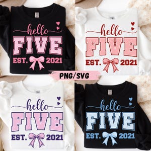 Puede incluir: Cuatro sudaderas con el texto "hello FIVE EST. 2021" en negro, blanco y azul. Cada diseño incluye un lazo y corazones. Las sudaderas son de color negro, blanco y azul.