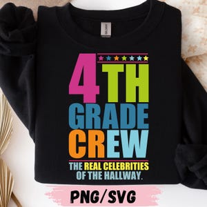 Può includere: Felpa girocollo nera con la scritta "4TH GRADE CREW" in rosa, verde, blu e arancione. Il testo "THE REAL CELEBRITIES OF THE HALLWAY" è sotto. La parte inferiore dell'immagine ha la scritta "PNG/SVG".
