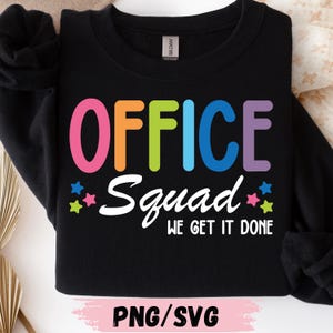 Op de afbeelding: Zwart sweatshirt met de tekst "OFFICE Squad" in kleurrijke letters. Daaronder staat "WE GET IT DONE" in het wit. Roze, blauwe en groene sterren sieren het ontwerp. De onderkant van de afbeelding toont "PNG/SVG".