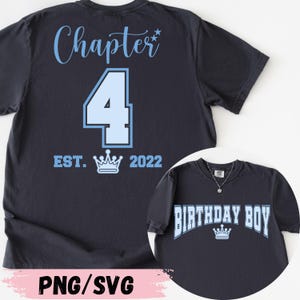 Puede incluir: Camiseta azul marino con texto azul claro "Chapter 4", "EST. 2022" y una corona. Una imagen más pequeña muestra una camiseta con el texto "BIRTHAY BOY" y una corona.
