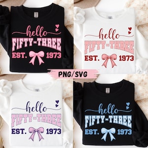 Op de afbeelding: Vier sweatshirts met de tekst "hello FIFTY-THREE EST. 1973". De sweatshirts zijn zwart en wit, met de tekst in roze, rood, blauw en paars. Elk sweatshirt heeft een strik-afbeelding.