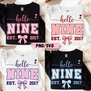 Peut inclure: Quatre sweat-shirts à manches longues noirs et blancs, chacun avec une palette de couleurs différente. Le texte "hello NINE EST. 2017" est imprimé sur le devant, avec un motif de nœud. Les couleurs incluent le rose, le bleu et le rouge.
