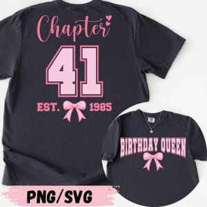 Puede incluir: Camiseta azul marino oscuro con texto y gráficos rosas. La camiseta presenta las palabras "Chapter 41" y "EST. 1985" con un lazo. Una imagen más pequeña muestra "BIRTHDAY QUEEN" con un lazo.