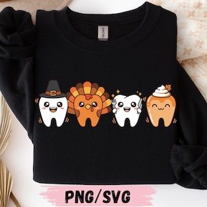 Könnte beinhalten: Ein schwarzes Langarm-Sweatshirt mit einer Grafik aus vier Cartoon-Zahnfiguren. Eine trägt einen Pilgerhut, eine ähnelt einem Truthahn, eine hält Gabel und Messer und eine ist mit Schlagsahne bedeckt. Der Text PNG/SVG ist unten aufgedruckt.