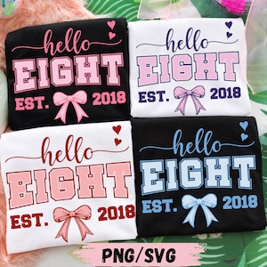 Op de afbeelding: Vier t-shirts met de tekst hello EIGHT EST. 2018. Links boven is zwart met roze tekst en een roze strik. Rechts boven is wit met paarse tekst en een paarse strik. Links onder is wit met rode tekst en een roze strik. Rechts onder is zwart met blauwe tekst en een blauwe strik.