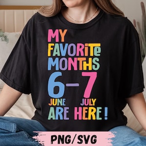 Könnte beinhalten: Schwarzes T-Shirt mit dem Text "MY FAVORITE MONTHS 6-7 JUNE JULY ARE HERE!" in bunten Blockbuchstaben. Das Shirt hat auch den Text "PNG/SVG" am unteren Rand.
