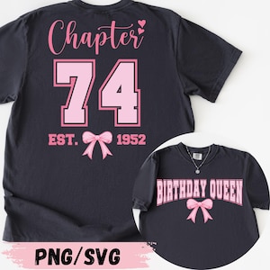 Puede incluir: Camiseta azul marino oscuro con texto y gráficos rosas. La parte posterior de la camiseta dice "Chapter 74" con el número 74 en rosa, delineado en un rosa más oscuro, y el texto "EST. 1952". La parte delantera de la camiseta dice "BIRTHDAY QUEEN".