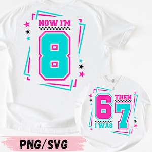 Könnte beinhalten: Weiße T-Shirts mit farbenfrohem Grafikdesign. Das größere Shirt zeigt den Text "NOW I'M 8" mit einer großen türkisfarbenen 8, die pink umrandet ist. Das kleinere Shirt sagt "THEN I WAS 67". Beide Shirts haben Sterne.