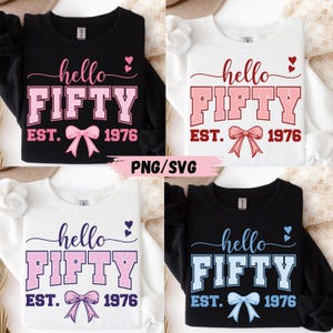 Puede incluir: Cuatro sudaderas con el texto "hello FIFTY EST. 1976" en varios colores. El texto es en rosa, azul y blanco, con un lazo gráfico. Las sudaderas son negras y blancas.