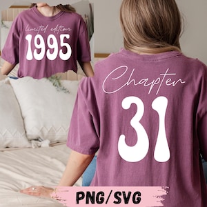 以下が含まれることがあります： 白文字の入ったモーヴ色のTシャツ。Tシャツの前面には「limited edition 1995」と書かれています。Tシャツの背面には「Chapter 31」と書かれています。画像の下部には「PNG/SVG」という文字があります。