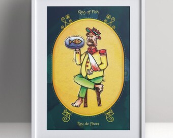 Op de afbeelding: Een ingelijste prent met een grillige illustratie van een man in een gele jas en groene broek, die een vis op een bord vasthoudt. De tekst "King of Fish" en "Rey de Peces" worden weergegeven.