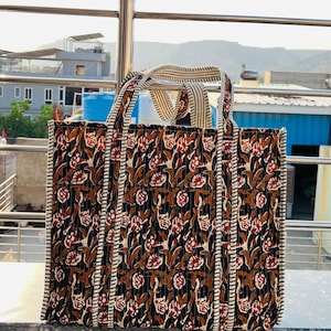 Bestickte gesteppte Baumwolltasche, Baumwolltasche mit Blockprint für Frauen, Boho-Reisetasche, handgemachte Schultertasche, großer Blumen-Weekender, Brautjungfer