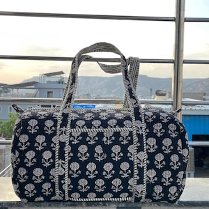 Sac de sport noir-beige fait main en coton imprimé, sac de voyage, sac de sport ou de yoga, sac matelassé à usage quotidien OU cadeau pour quelqu'un de spécial