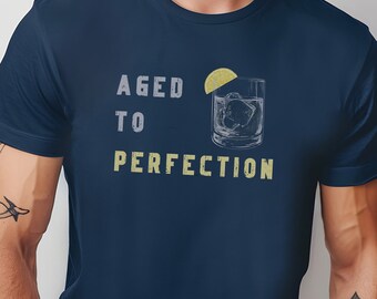 Camiseta añejada a la perfección, regalo para amantes del whisky, regalos de bourbon para hombres, camiseta para amantes del bourbon, día del padre, regalo único para amantes del whisky