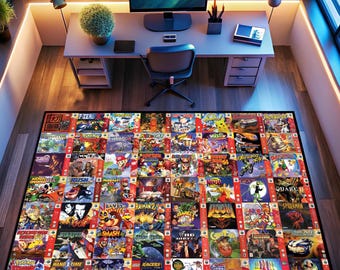Puede incluir: Una alfombra rectangular con un collage de ilustraciones de cajas de videojuegos coloridas. La alfombra presenta varios títulos de juegos, incluyendo "F-ZERO", "Rayman 2" y "Spider-Man", con un borde negro. La alfombra está colocada en un entorno de oficina en casa.