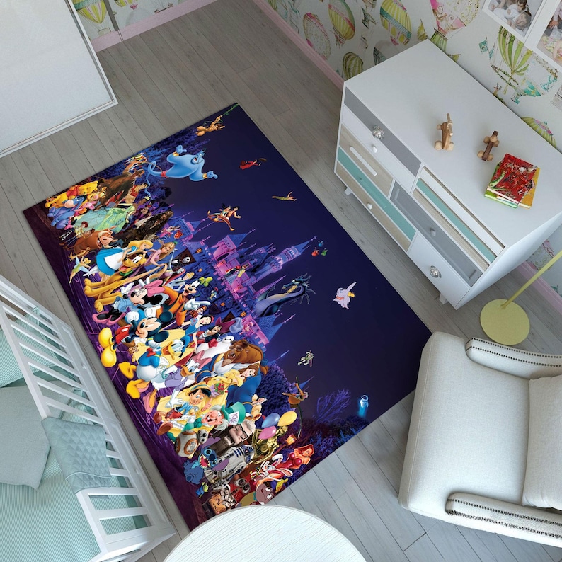 K&ouml;nnte beinhalten: Ein rechteckiger Teppich mit einer lebendigen Illustration zahlreicher Disney-Figuren, darunter Mickey Mouse, Cinderella und Aladdin, vor einem dunkelblauen Hintergrund mit einem Schloss. Der Teppich ist f&uuml;r ein Kinderzimmer konzipiert.