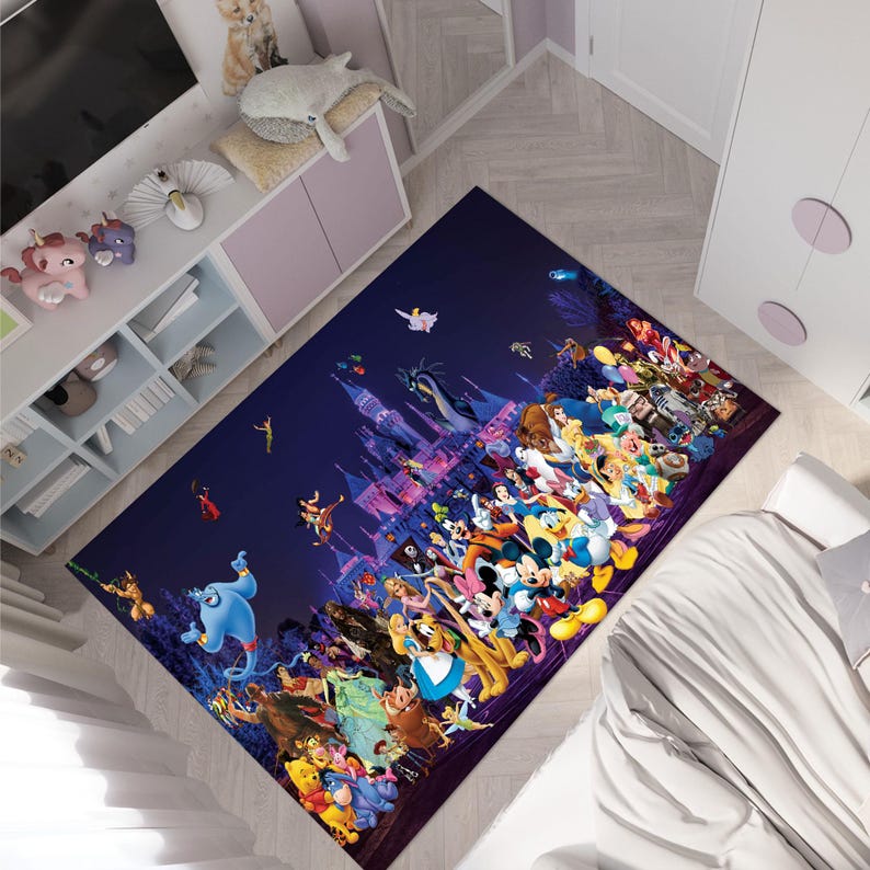 K&ouml;nnte beinhalten: Ein rechteckiger Teppich mit einer lebendigen Illustration zahlreicher Disney-Figuren, darunter Micky Maus, Donald Duck und Prinzessinnen, vor einem dunkelblauen Hintergrund mit einem Schloss. Der Teppich ist f&uuml;r ein Kinderzimmer konzipiert.