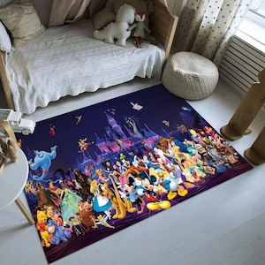 K&ouml;nnte beinhalten: Rechteckiger Teppich mit einer farbenfrohen Disney-Illustration. Der Teppich zeigt einen dunkelblauen Hintergrund mit einem Schloss und vielen Disney-Figuren, darunter Mickey Mouse, Aladdin und Cinderella. Geeignet f&uuml;r ein Kinderzimmer.