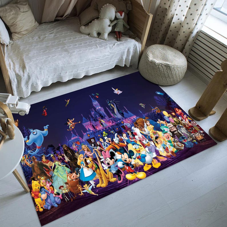 K&ouml;nnte beinhalten: Rechteckiger Teppich mit einer farbenfrohen Disney-Illustration. Der Teppich zeigt einen dunkelblauen Hintergrund mit einem Schloss und vielen Disney-Figuren, darunter Mickey Mouse, Aladdin und Cinderella. Geeignet f&uuml;r ein Kinderzimmer.