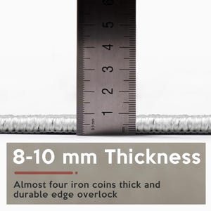 K&ouml;nnte beinhalten: Nahaufnahme eines hellgrauen Teppichs mit einem Lineal, das eine Dicke von 8-10 mm anzeigt. Der Text auf dem Bild lautet "8-10 mm Thickness" und "Almost four iron coins thick and durable edge overlock."