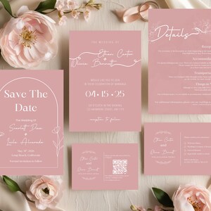 Könnte beinhalten: Eine Sammlung von blush-rosa Hochzeitsbriefpapier, einschließlich Einladungen und Detailkarten. Die Karten verfügen über elegante weiße Schrift und florale Akzente. Das Layout umfasst eine "Save the Date"-Karte, eine Einladung und eine Detailkarte.