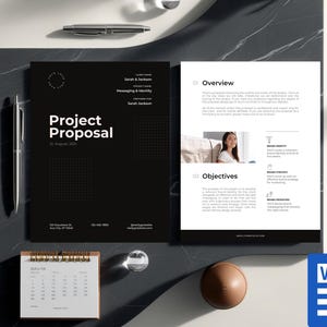 Op de afbeelding: Een projectvoorsteldocument met een zwarte omslag en witte tekst, inclusief de titel "Project Proposal". Het document is geopend op een tweede pagina met een overzicht en doelstellingen. Een pen, kalender en andere kantoorbenodigdheden zijn ook aanwezig.
