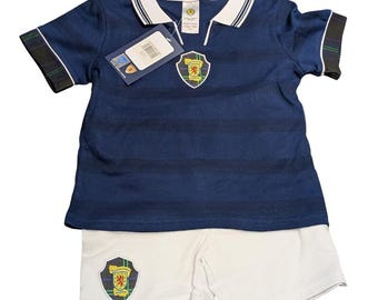 Completo retrò da calcio scozzese per bambini, composto da due pezzi - Ispirato alla divisa del 1998 - Merchandising ufficiale con licenza Scozia - Coppa del Mondo - Neonato/Bambino