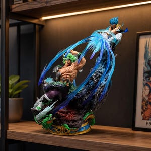 Peut inclure: Figurine détaillée représentant une scène de bataille avec deux personnages. L'un a les cheveux verts et est musclé, l'autre a les cheveux bleus. La base est ornée de détails complexes et d'effets d'énergie bleu vif.