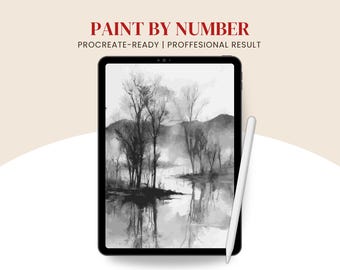 Op de afbeelding: Een tablet met een grijstinten landschapsschilderij van bomen bij water met bergen op de achtergrond. De tekst luidt PAINT BY NUMBER PROCREATE-READY | PROFFESIONAL RESULT. Een witte stylus is verticaal aan de rechterkant geplaatst.