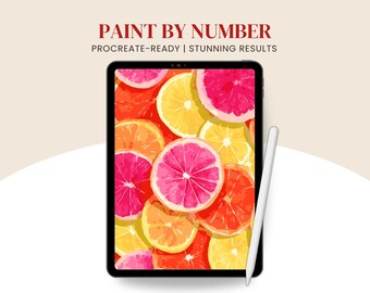 Op de afbeelding: Een digitale schildering van plakjes citrusvruchten, waaronder sinaasappels, citroenen en grapefruits, weergegeven op een tablet. De tablet is zwart en een witte stylus ligt ernaast. De tekst "PAINT BY NUMBER" en "PROCREATE-READY | STUNNING RESULTS" staat bovenaan.
