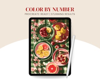 Op de afbeelding: Een tablet met een digitale kleur-op-nummer illustratie van borden met citrusvruchten en granaatappels op een groen geblokt tafelkleed met kersenbloesems. De tekst luidt COLOR BY NUMBER PROCREATE-READY | STUNNING RESULTS.