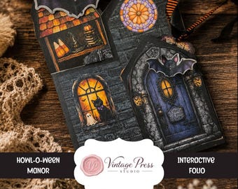 Könnte beinhalten: Ein interaktives Papier-Folio mit dem Titel Howl-O-Ween Manor, das ein dunkles Hausdesign mit einer lila Tür, einer schwarzen Katze, einem Geist, einer Fledermaus und einem Buntglasfenster zeigt. Es enthält den Text Enter if you Dare und Vintage Press Studio.