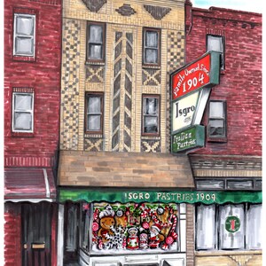 Op de afbeelding: Waterverfschilderij van een bakstenen gebouw met een bord "Isgro Italian Pastries 1904". De etalage toont kerstgebak. Het gebouw wordt geflankeerd door rode bakstenen structuren.