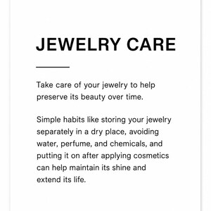 Op de afbeelding: Een witte informatiekaart met zwarte tekst onder de titel JEWELRY CARE. De tekst geeft instructies voor het onderhoud van sieraden, zoals het apart bewaren op een droge plek en het vermijden van water, parfum en chemische stoffen.