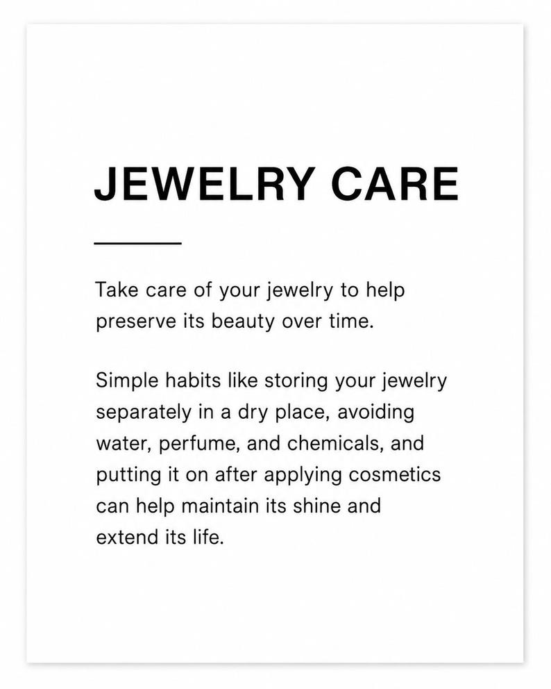 Op de afbeelding: Een witte informatiekaart met zwarte tekst onder de titel JEWELRY CARE. De tekst geeft instructies voor het onderhoud van sieraden, zoals het apart bewaren op een droge plek en het vermijden van water, parfum en chemische stoffen.
