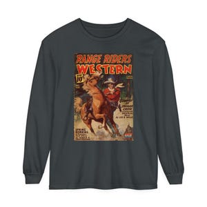 Op de afbeelding: Donkergrijs shirt met lange mouwen met een vintage stripboekcover. De stripboekcover heeft de titel "Range Riders Western" en toont een cowboy op een paard. De stripboekcover bevat ook de tekst "Spring Borning".