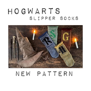 Op de afbeelding: Afbeelding van vier gebreide pantoffelsokken met de letters R, S, G en H, die de Hogwarts-huizen vertegenwoordigen. Een sorteerhoed en toverstokken staan links. De tekst "HOGWARTS SLIPPER SOCKS" en "NEW PATTERN" zijn zichtbaar.