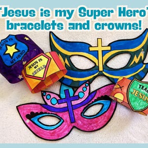 Può includere: Corone e braccialetti di carta colorata a tema religioso. Il testo sugli articoli recita "Gesù è il mio Supereroe" e "Gesù è il mio Scudo". Le maschere e i braccialetti sono decorati con croci e stelle.