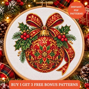 Puede incluir: Un patrón de punto de cruz en un bastidor de madera con un adorno navideño rojo y dorado decorado con una flor de pascua, hojas de acebo verdes, bayas rojas y un gran lazo rojo. El texto INSTANT PDF PATTERNS es visible.