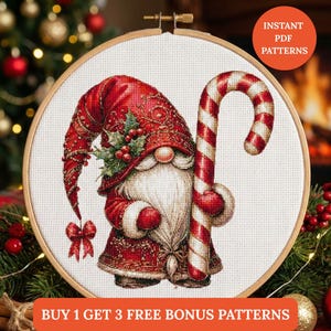 Könnte beinhalten: Kreuzstichmuster eines Weihnachtszwergs, der eine Zuckerstange hält. Der Zwerg trägt einen roten Hut und Mantel mit weißem Bart. Der Text "INSTANT PDF PATTERNS" befindet sich in einem orangefarbenen Kreis. Der Text "BUY 1 GET 3 FREE BONUS PATTERNS" steht unten.