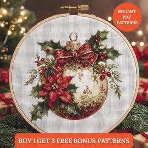 Könnte beinhalten: Ein Kreuzstichmuster einer Weihnachtskugel mit roter Schleife, Stechpalme und Weihnachtsstern. Das Muster befindet sich in einem hölzernen Stickrahmen. Der Text lautet "INSTANT PDF PATTERNS" und "BUY 1 GET 3 FREE BONUS PATTERNS".
