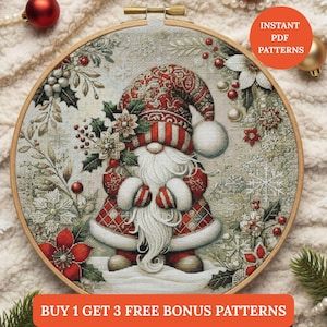 Puede incluir: Un patrón de punto de cruz de un gnomo navideño en un bastidor de bordado de madera. El gnomo lleva un gorro y abrigo con estampado rojo y blanco, con una larga barba blanca. El fondo es una escena invernal con copos de nieve y acebo. Texto: "Instant PDF Patterns" y "Buy 1 Get 3 Free Bonus Patterns."