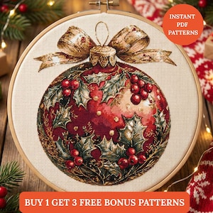 Könnte beinhalten: Kreuzstichmuster eines Weihnachtsschmucks mit Schleife, Stechpalme und Beeren. Der Schmuck ist rot und goldfarben, in einem hölzernen Stickrahmen. Text lautet "Instant PDF Patterns" und "Buy 1 Get 3 Free Bonus Patterns".
